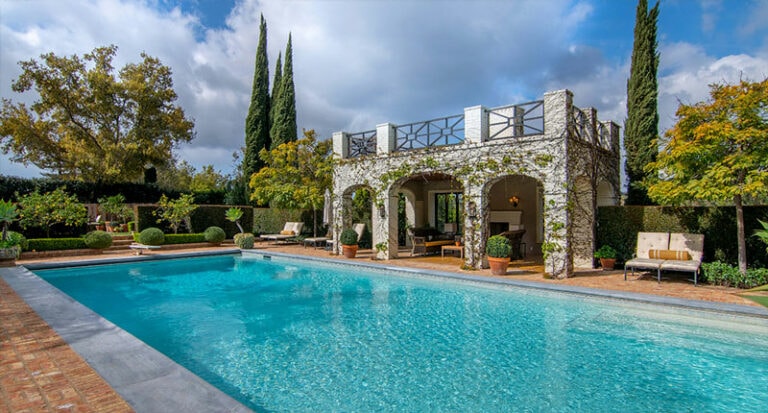 Custom pool project built with Antique Chicago Paver bricks